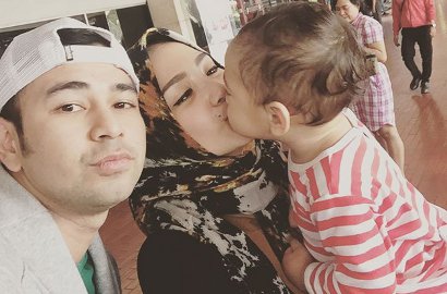 Kangen Berat, Raffi Ahmad Cium Bibir Nagita Usai Pulang Umrah