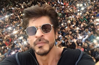 Makin Spesial di Usia ke-51, SRK Lakukan Ini Saat Rayakan Ultah Bareng Fans