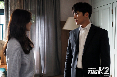 Pegang Erat Tangan Yoona di 'K2', Ji Chang Wook Takut Ada Bahaya?
