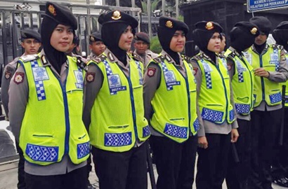 Kawal Demo 4 November, Polwan Berhijab Jadi Artis Dadakan