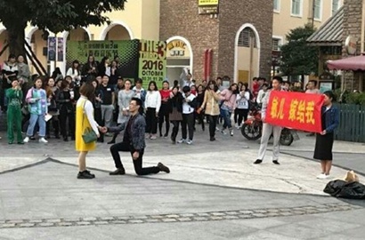 Lamar Kekasihnya Pakai Bunga, Pria Ini Malah Ditinggal Kabur