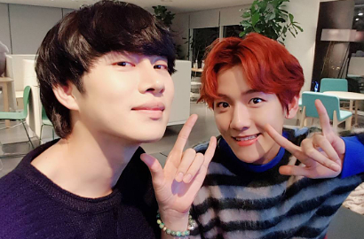 Heechul SuJu dan Baekhyun Pelukan Mesra di Foto-Foto BTS Game LoL