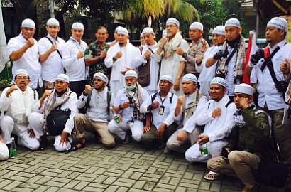 Beredar Foto Arifin Ilham Terluka Saat Demo Ricuh, Syekh Ali Jaber Korban Gas Air Mata
