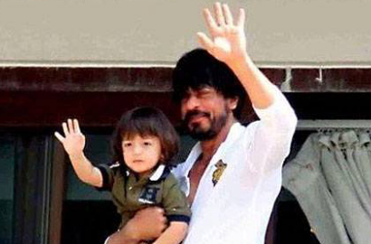 Bareng Shahrukh Khan, Pose Imut AbRam Menanam Pohon Ini Bikin Gemas