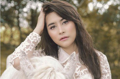 Nyanyi Sambil Petik Gitar, Prilly Latuconsina Pamer Lagu Ciptaan Sendiri