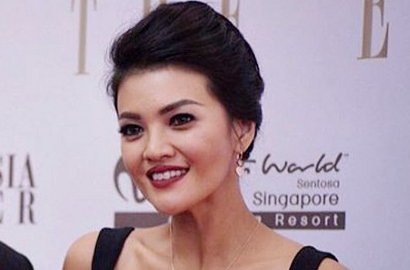 Belahan Dada 'Ngintip' Usai Naik Mobil Mewah, Farah Quinn Banjir Pujian