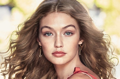Pose Bugil di Atas Kuda, Gigi Hadid Pamer Lekuk Tubuhnya dalam Majalah