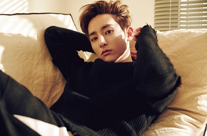 Seksi Pamer Dada, Lee Soo Hyuk Asyik Merokok di Pemotretan Baru