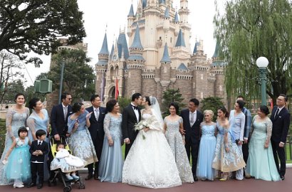 Deretan Foto-Foto Resepsi Mewah Sandra Dewi di Disneyland Tokyo Bikin Jomblo Baper