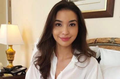 Pamer Belahan Dada Ditemani Pria, Tangan Manohara Pegang Kartu ATM Bikin Salah Fokus