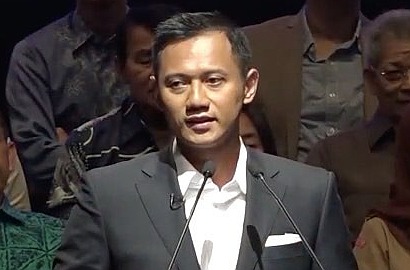 Agus Yudhoyono: Gagah Berbaju Kampanye Tapi Pakai Tas Hello Kitty