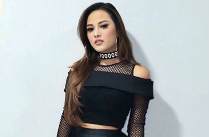Usai Posting Foto Dada Menyembul, Aurel Tampil Chic Serba Pink Bak Barbie
