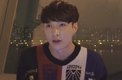 Pamer Skill Main Piano, Lay Tantang Fans Bikin Lagu Bareng
