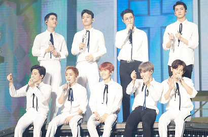 Kocak, Fans Ternyata Pancing Perhatian EXO di Konser Pakai Foto 'Hina' Kai cs