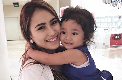 Ibu Bongkar 'Aib' Ayu Ting Ting Bentak Anak, Jessica Iskandar Dipuji Karena Gendong Bilqis