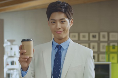 Ganteng Pakai Jas, Begini Gaya Park Bo Gum Berkhayal Jadi CEO di Iklan Baru