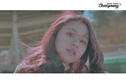 Rilis 'Melody Project', Chaeyoung Twice Lembut di MV Cover 'Alone'