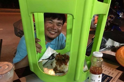 Unik, Warung Pinggir Jalan Ini Sajikan Makanan Pakai Peralatan Rumah Tangga