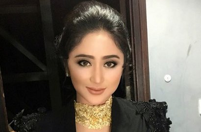 Serba Merah, Dewi Persik Mempesona Pakai Gaun 'Akar' di ADI 2016