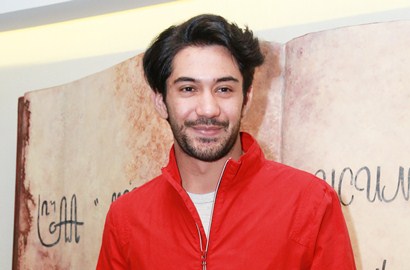 Reza Rahadian Makan Ditemani Pria Ganteng, Netter: Itu Pacarnya?