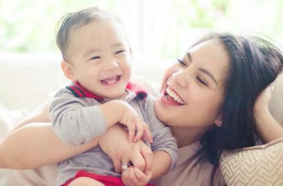 Adu Imut Bareng Rafathar, Nagita Slavina Pamer Cincin Berlian