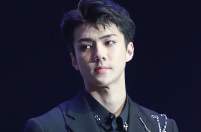 Sendirian Sambil Nunduk, Sehun EXO Dicurigai Fans Sedang Galau