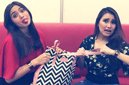Bikin Fans Bahagia, Jessica Iskandar Pamer 'Tangan Cinta' Bareng Ayu Ting Ting