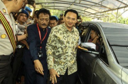 Ahok Menangis Saat Bacakan Nota Keberatan di Sidang Perdana