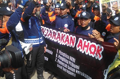 'Dukung Ahok' dan 'Tangkap Ahok' Bersautan di Luar Pengadilan