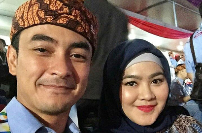 Gelar Aqiqah Anak Kedua, Gubernur Zumi Zola Makin Tampan dengan Busana Adat