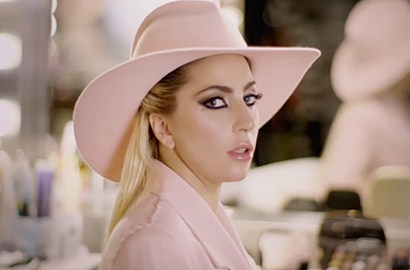 Emosional, Lady GaGa Menangis di MV 'Million Reasons'