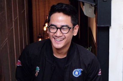 Sempat Diisukan Gay, Dwi Andhika Pamer Foto Pangku Nadya Almira