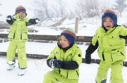 Cemberut Hingga Nyengir, Foto-Foto Bayi Song Triplet Dijamin Bikin Gemes