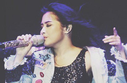 Kostum Panggung Prilly di Mini Konser Mirip Selena Gomez, Netter Nyinyir
