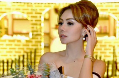 Diisukan Foto Mesra dengan Kombes Krishna Murti, Hidung Femmy Permatasari Bikin Salah Fokus