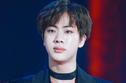 Pakai Sweater Tipis, Fans Gemas Lihat Jin BTS Menggigil Kedinginan