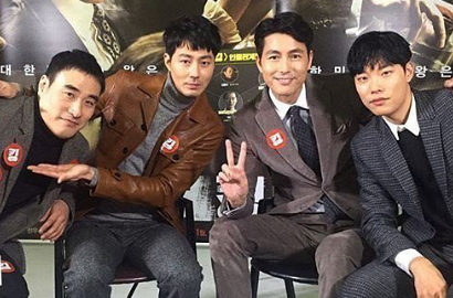 Kim Ah Joong Melamun, Jo In Sung cs Tegang di Foto Adegan 'The King'