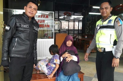 Tak Punya Uang, Ibu Ini Pingsan Ditunggui Anaknya Setelah Diturunkan dari Bus