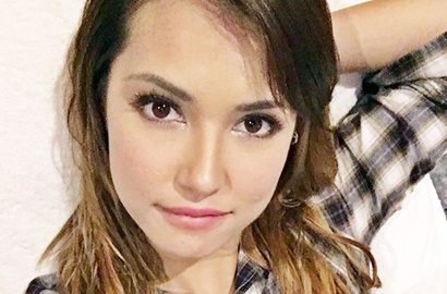 Tampil Bak Bidadari, Foto Natal Maria Ozawa Bikin Netter Salah Fokus