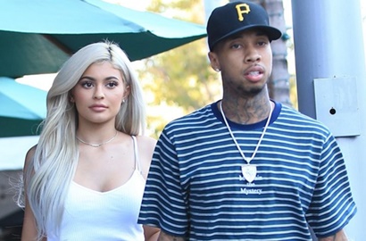 Topless, Kylie Jenner dan Tyga Mandi Bareng di Video Kado Natal
