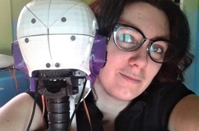 Aneh, Wanita Ini Jatuh Cinta dan Ingin Menikah dengan Robot
