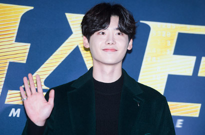 Pakai Jas Nyentrik Ini, Lee Jong Suk Diam-Diam Ngefans NCT 127?
