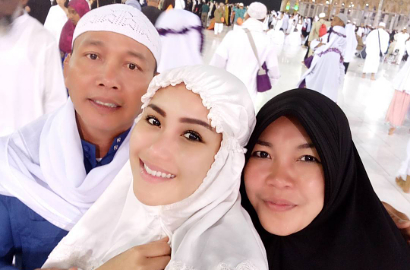 Ibu Ayu Ting Ting Rajin Unggah Foto Saat Umrah, Netter: Ibadah Kok Selfie Terus