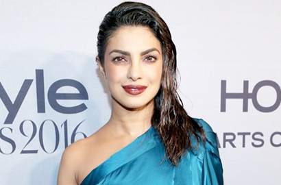 Jajal Mannequin Challenge, Priyanka Chopra Tampil Menggoda Pakai Gaun Emas