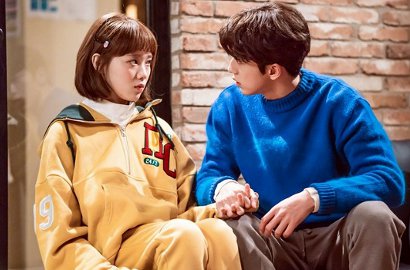 Kedinginan Syuting 'Weighlifting Fairy', Sung Kyung-Joo Hyuk Ngumpet di Balik Mantel