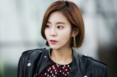 Cantik Pakai Dress, Uee Seksi Umbar Punggung Mulus di MBC Drama Awards