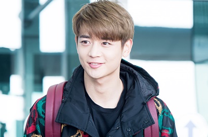 Siap-Siap Iri, Intip Gantengnya Minho Tebar Senyum ke Fans Saat Tiba di Bali