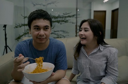 Kocak, Raditya Dika-Prilly Saling Siksa di Tantangan 2 Juta Penonton 'Hangout'