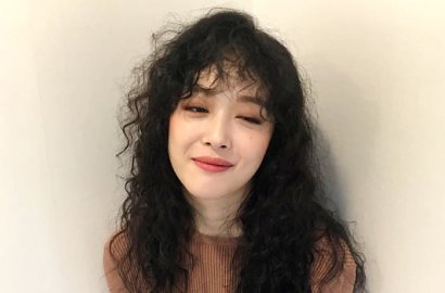 Jalan-Jalan di Pantai Seminyak, Sulli Nyantai Pakai Bikini Seksi