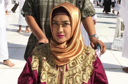 Main Sosmed dan Puji Foto Ganteng Anak Iis Dahlia, Julia Perez Cuma Pamer Umroh?